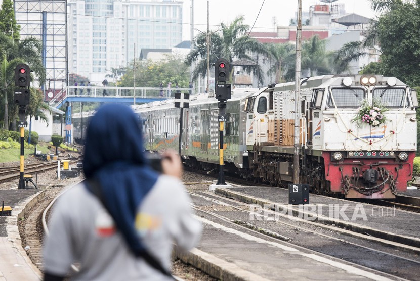 Rangkaian kereta api Argo Parahyangan memasuki stasiun Bandung, Jawa Barat