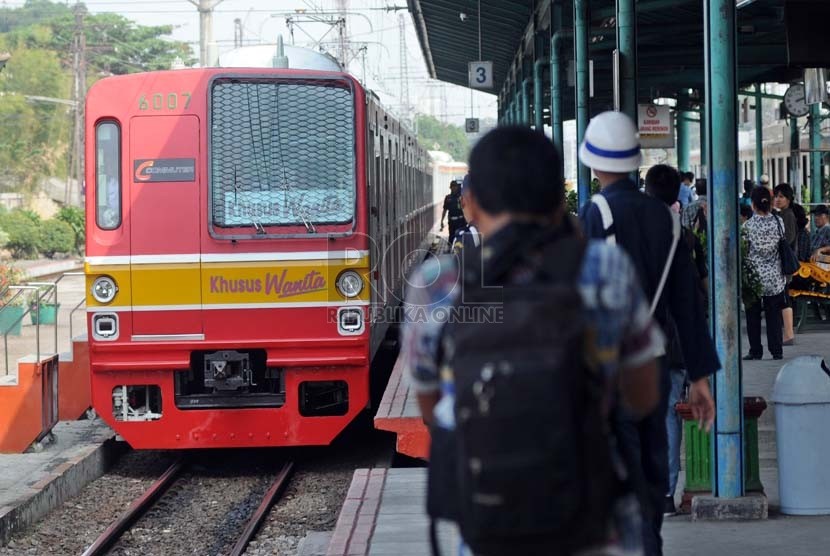   Rangkaian gerbong kereta api listrik (KRL) khusus wanita memasuki Stasiun Manggarai, Jakarta Selatan, Senin (1/10).   (Aditya Pradana Putra/Republika)