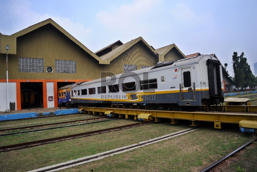  Rangkaian gerbong kereta ditarik saat akan dilakukan perbaikan di Balai Yasa, Manggarai, Jakarta, Rabu (1/7).