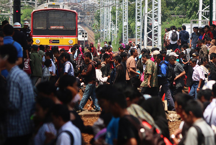 Rangkaian gerbong Kereta Rel Listrik (KRL) memasuki Stasiun Manggarai di Jakarta, Rabu (30/12).