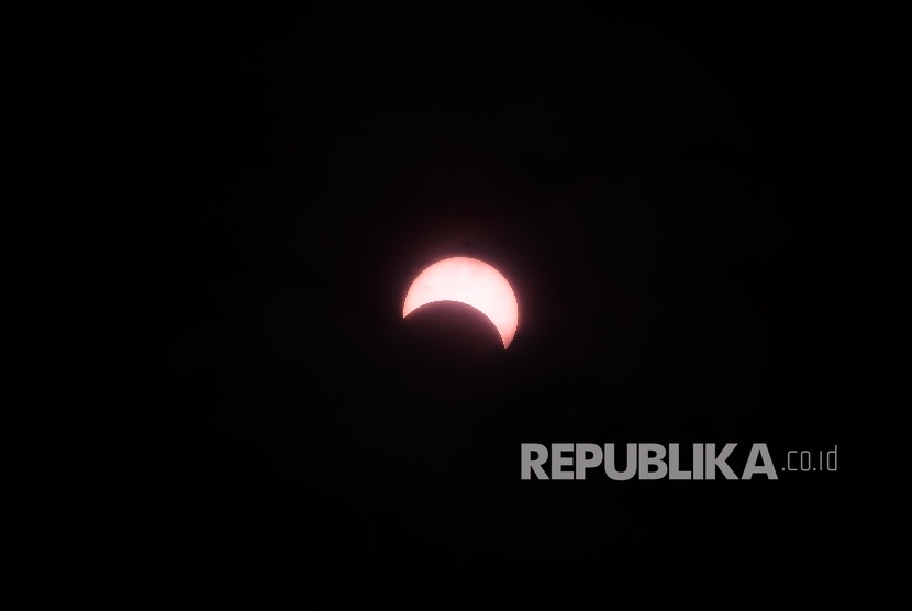 Rangkaian gerhana matahari total diambil dari KM Kelud di perairan Bangka Belitung, Rabu (9/3). 