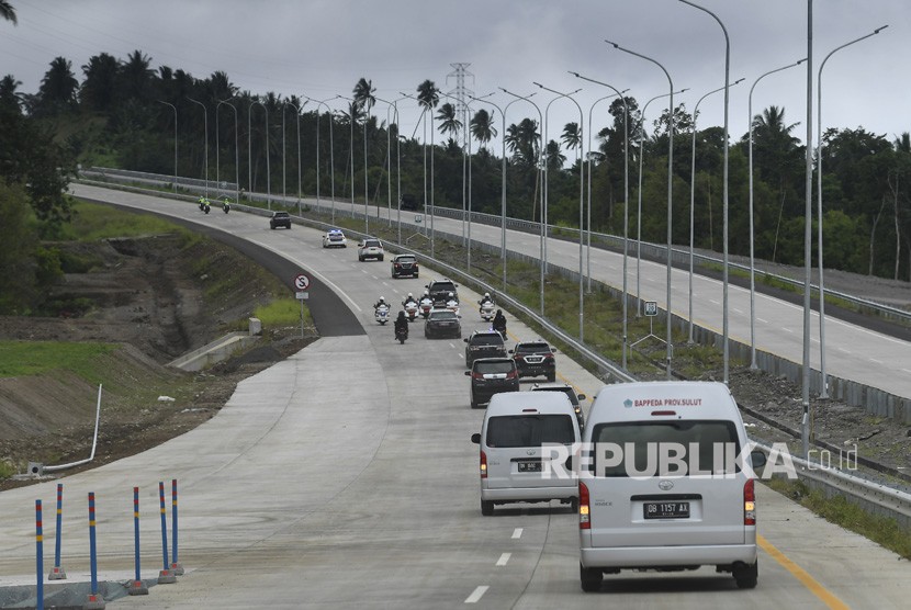 Rangkaian kendaraan Presiden Joko Widodo melintasi jalan tol Manado-Bitung di Sulawesi Utara, Jumat (5/7/2019). 