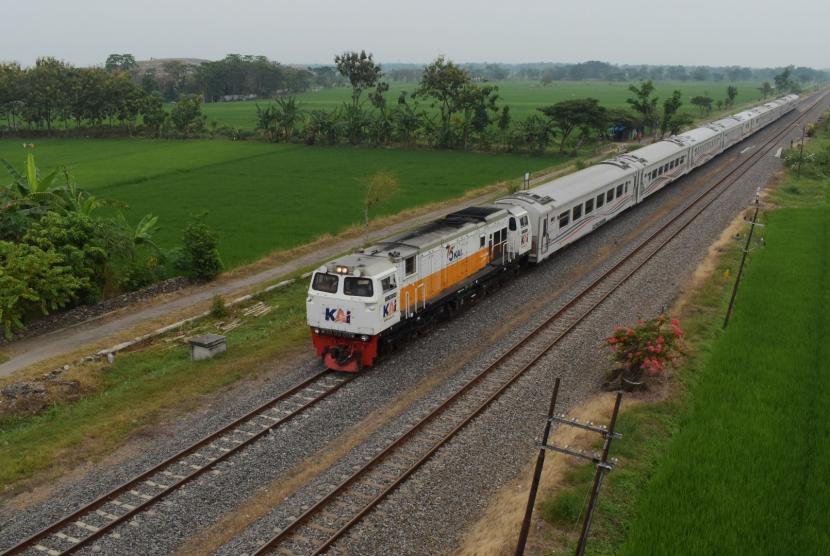 Pascagempa di Blitar, PT KAI memastikan jalur Kereta Api di wilayah Daop 8 khususnya lintas Bangil - Malang - Wlingi tetap aman.Rangkaian Kereta Api (KA) sedang melaju.  (ilustrasi)