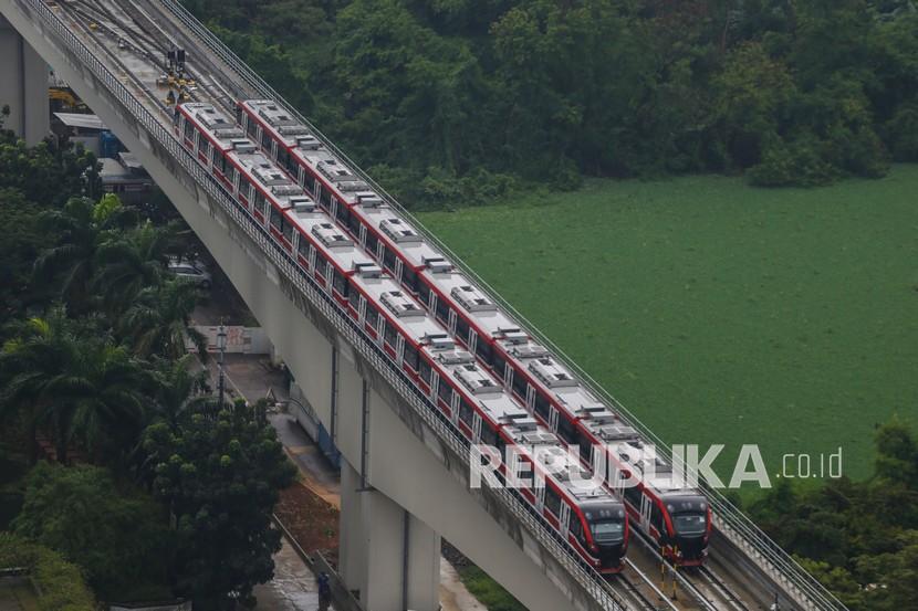 Rangkaian kereta Light Rail Transit (LRT) berada di Stasiun Dukuh Atas Jakarta, Rabu (26/1/2022). Tarif LRT Jabodebek yang semula direncanakan Rp12.000 akan dinaikkan menjadi Rp15.000. 