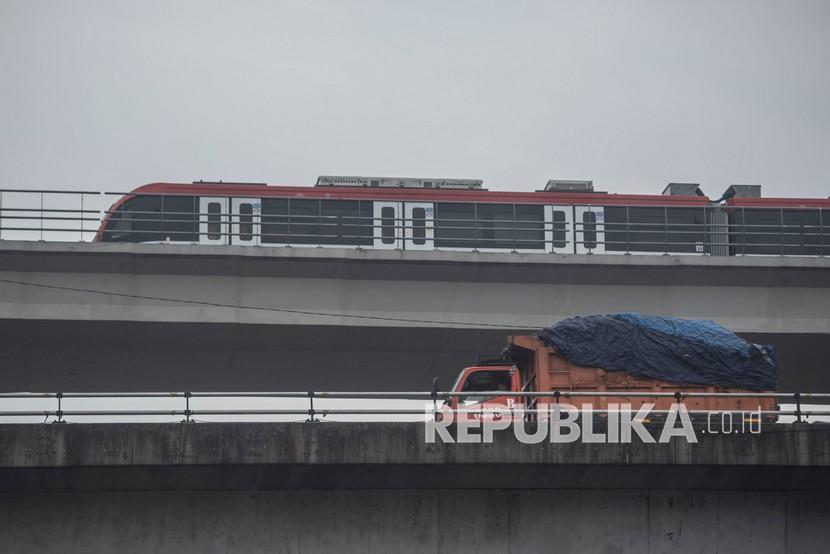 Rangkaian LRT Jabodebek berada di kawasan Stasiun LRT Cawang, Jakarta Timur, Jumat (18/2/2022). 