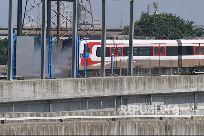 Rangkaian kereta melewati mesin pencucian otomatis di depo light rail transit (LRT), Pegangsaan Dua, Jakarta Utara, Jumat (6/3).