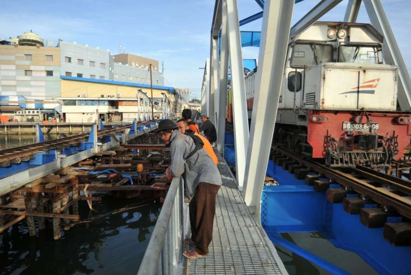 Rangkaian kereta melintas di jembatan kereta api.