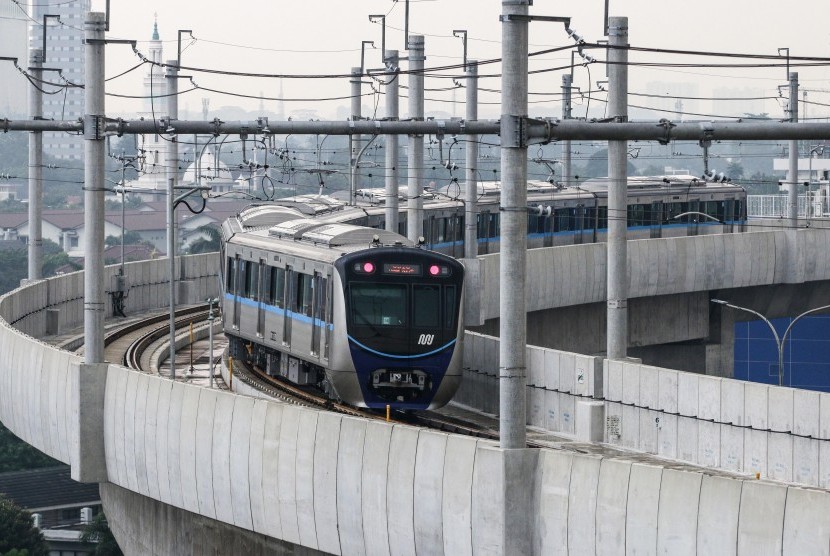 Rangkaian kereta Moda Raya Terpadu (MRT) Lebak Bulus-Bundaran HI melintas di Stasiun Fatmawati, Jakarta. Korsel menanam investasi dalam pembangunan MRT rute Fatmawati-Kampung Rambutan.
