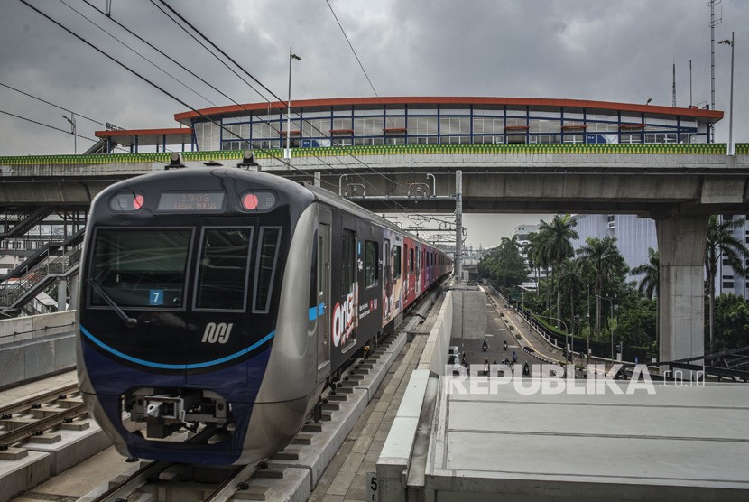Rangkaian kereta MRT melintas di bawah Halte Transjakarta Centrale Stichting Wederopbouw (CSW) koridor 13 di Jakarta, Selasa (31/12/2019). 
