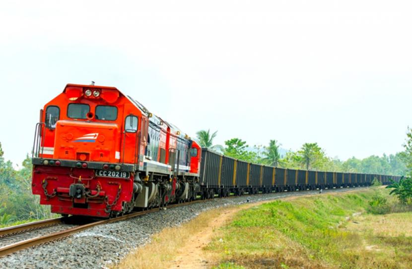 Rangkaian kereta pengangkut batu bara di wilayah Sumatra Selatan.