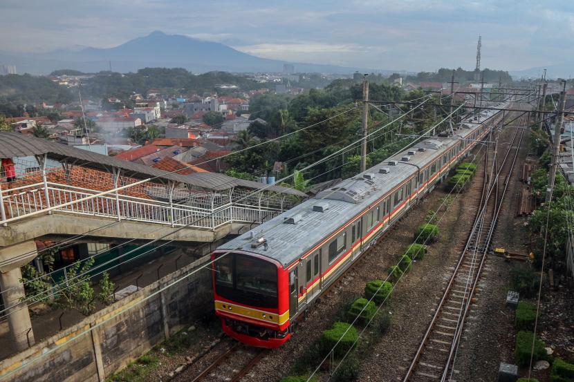 Rangkaian Kereta Rel Listrik (KRL) Commutter melintas di kawasan Cilebut, Kabupaten Bogor, Jawa Barat, Senin (14/2/2022). KAI Commuter mencatat jumlah penumpang pada Senin (14/2) pagi ini mencapai 114.694 orang atau menurun jika dibandingkan dengan pekan sebelumnya yang mencapai 116.705 orang selama pemberlakuan PPKM Level 3. 