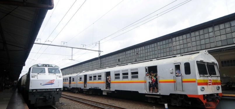 Rangkaian kereta rel listrik (KRL) di Stasiun Pasar Senen, Jakarta, Senin (23/1). (Republika/Wihdan Hidayat)