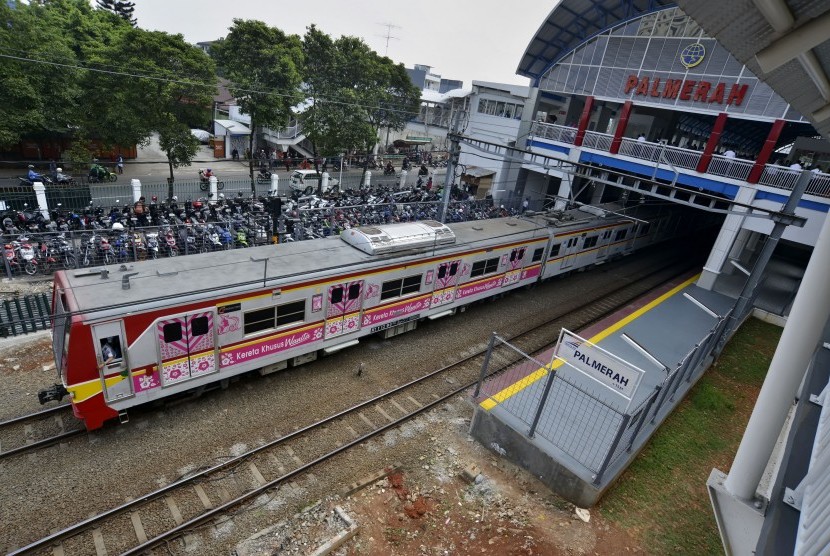 Rangkaian Kereta Rel Listrik (KRL) melintas di Stasiun KA Palmerah, Jakarta Barat, Senin (6/7). 