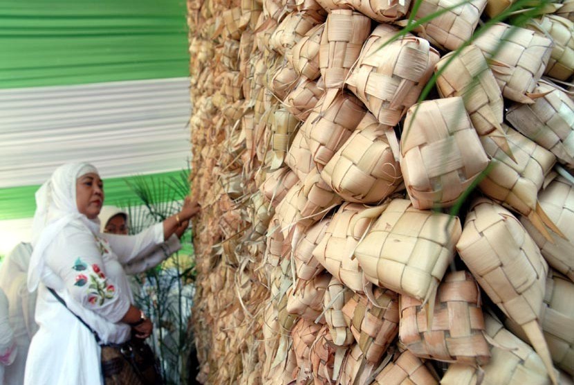  Rangkaian ketupat saat acara peringatan Lebaran Ketupat (Agung Fatma Putra/Republika)