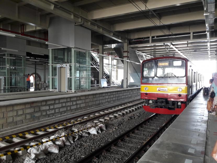 Rangkaian KRL Commuter Line berhenti di Stasiun Jatinegara, Jakarta Timur. Pada hari pertama PSBB, Senin (14/9), suasana di Stasiun Jatinegara tampak lengang.