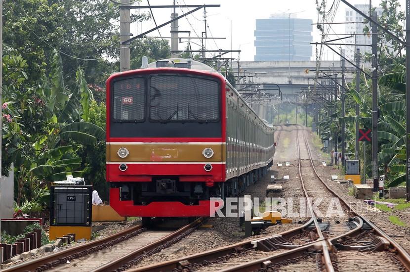 Rangkaian KRL Commuter Line melintas di Jombang, Ciputat Tangerang Selatan, Banten, Kamis (13/1/2022). Tarif KRL Commuter Line Jabodetabek per April 2022 naik dari semula Rp3.000 menjadi Rp5.000 untuk 25 kilometer pertama. 
