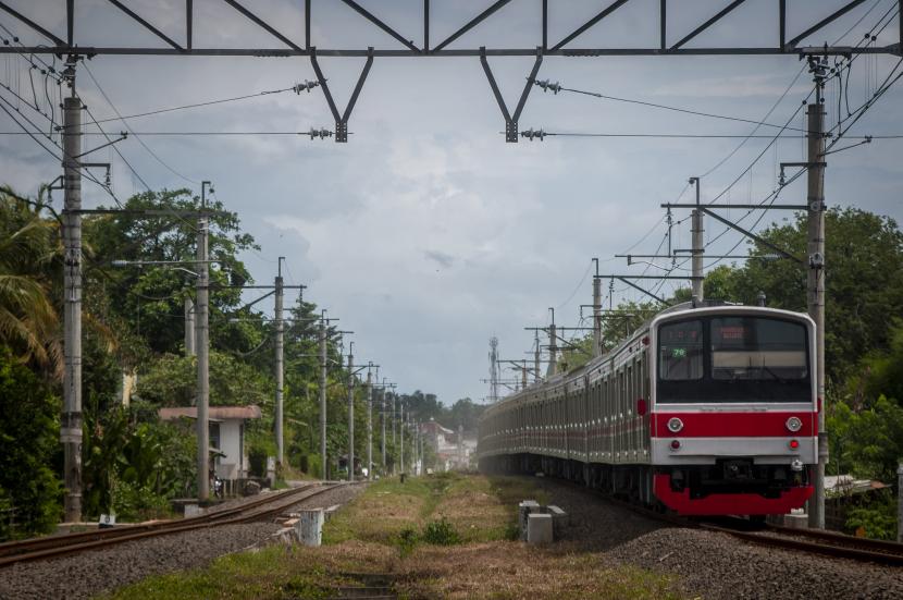 Rangkaian KRL Commuter Line melintas di Rangkasbitung, Lebak, Banten, Kamis (12/5/2022). 