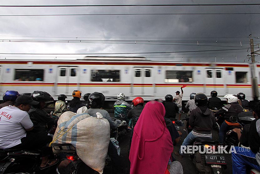 Rangkaian KRL Commuterline  melintas dikawasan Kota Bogor, Jawa Barat, Sabtu (30/12). 