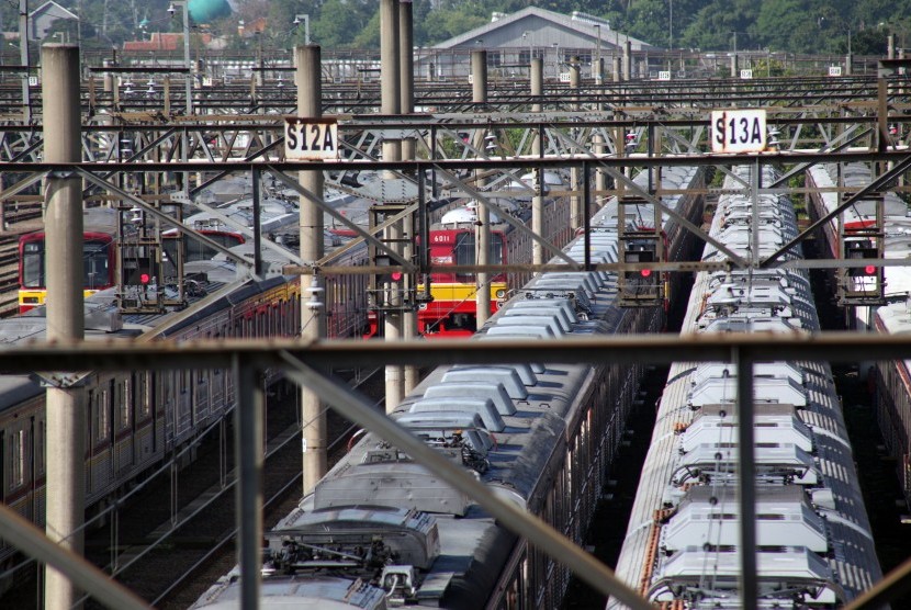 Rangkaian KRL Commuterline terparkir di Dipo Depok, Depok, Jawa Barat, Rabu (3/4/2019). 