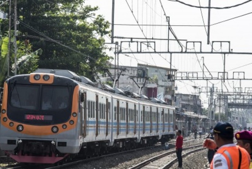 Rangkaian KRL melintas di jalur Jakarta Kota-Tanjung Priok saat uji coba lintasan di Jakarta, Senin (23/11).