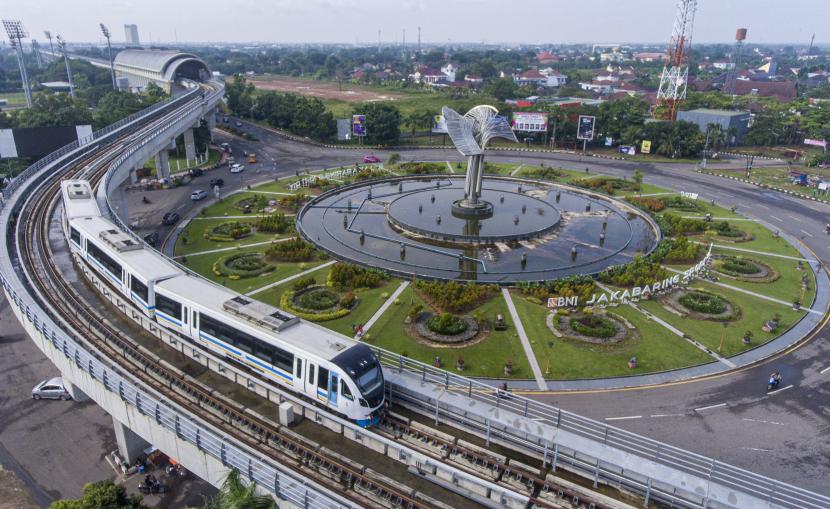 Rangkaian Light Rail Transit (LRT) melintas di kawasan Jakabaring, Palembang, Sumatera Selatan, Selasa (30/3/2021).