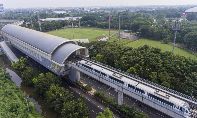 Rangkaian Light Rail Transit (LRT) melintas di kawasan Jakabaring, Palembang, Sumatera Selatan, Selasa (30/3/2021). 