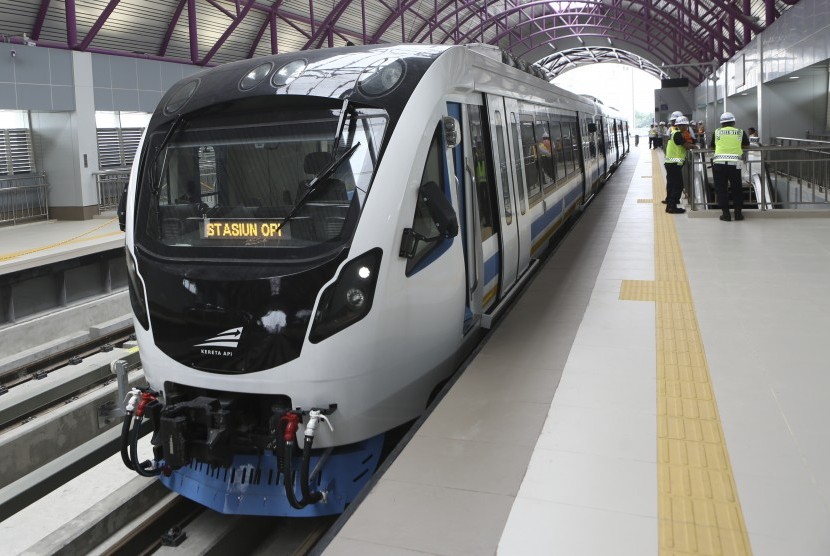 Rangkaian Light Rail Transit (LRT) Palembang berada di Stasiun Bumi Sriwijaya, Palembang, Sumatra Selatan, Jumat (13/7).