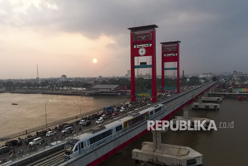 Rangkaian Light Rail Transit (LRT) Palembang melintas di atas Sungai Musi, Palembang, Sumatra Selatan, Senin (23/7).