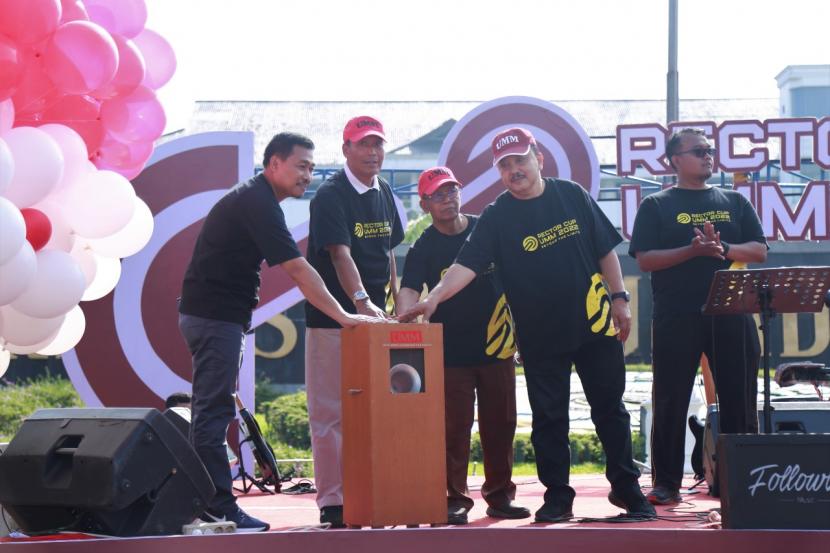 Rangkaian menarik pembukaan Rektor Cup terlihat di Helipad Universitas Muhammadiyah Malang (UMM) pada Sabtu (25/6/2022). 