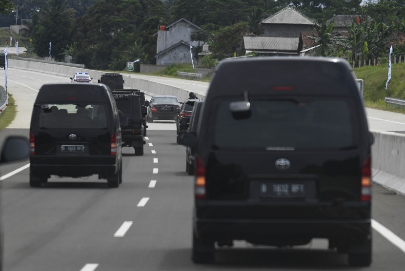 Rangkaian mobil presiden melintasi Jalan Tol Ciawi-Sukabumi Seksi 1 (Ciawi-Cigombong) sebelum peresmian di Bogor, Jawa Barat, Sabtu (1/12/2018). 