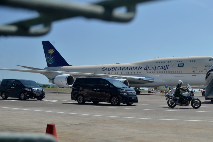 Rangkaian mobil yang membawa rombongan Raja Arab Saudi Salman bin Abdulaziz al-Saud melintas di kawasan Bandara Internasional I Gusti Ngurah Rai, Bali, Sabtu (11/3). Ratusan orang yang merupakan rombongan Raja Salman mulai meninggalkan Bali menuju Jepang p