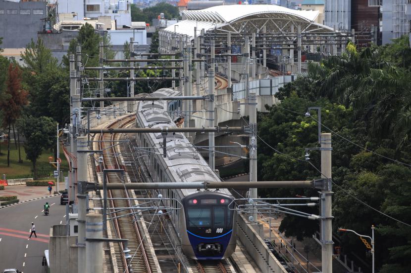 Rangkaian MRT melintasi Halte Transjakarta Centrale Stichting Wederopbouw (CSW) di Jakarta, Sabtu (8/10/2022). PT MRT Jakarta (Perseroda) mencatat sebanyak lebih dari dua juta orang telah menggunakan layanannya selama September 2022, volume penumpang tersebut naik dari bulan sebelumnya sebanyak 150.032 orang.