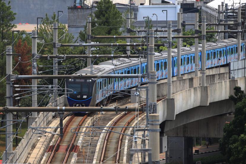 Rangkaian MRT melintasi Halte Transjakarta Centrale Stichting Wederopbouw (CSW), Kebayoran Baru, Jakarta Selatan, Sabtu (8/10/2022). 