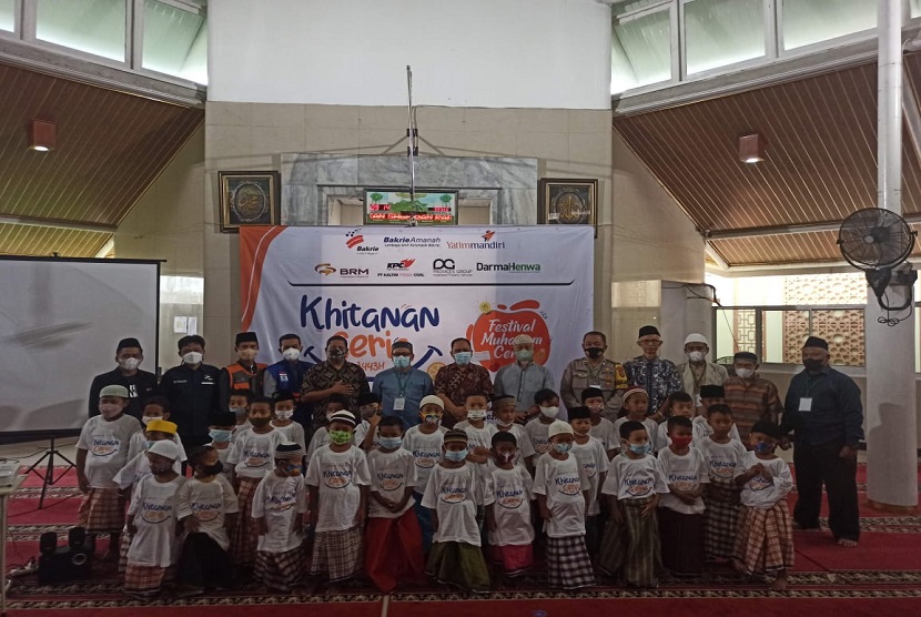 Rangkaian program Festival Muharram  2021 Khitanan Ceria kembali digelar. Kegiatan yang dilaksanakan di Masjid Al Oesman Lampung, Kelurahan Pengajaran, Kecamatan Teluk Betung Utara, Kota Bandar Lampung menghadirkan 100 anak yatim & dhuafa untuk memeriahkan berlangsungnya kegiatan.