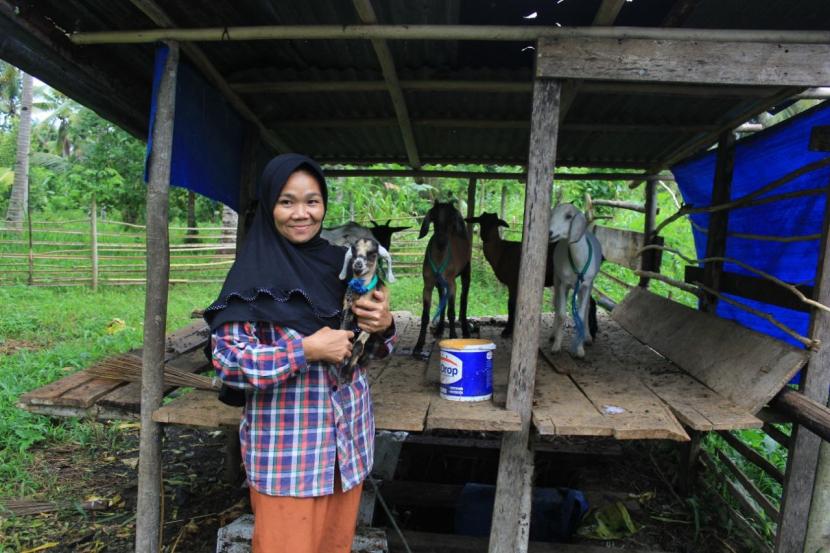Rani menjadi peserta pemberdayaan ternak nusantara LMI, berupa ternak kambing.