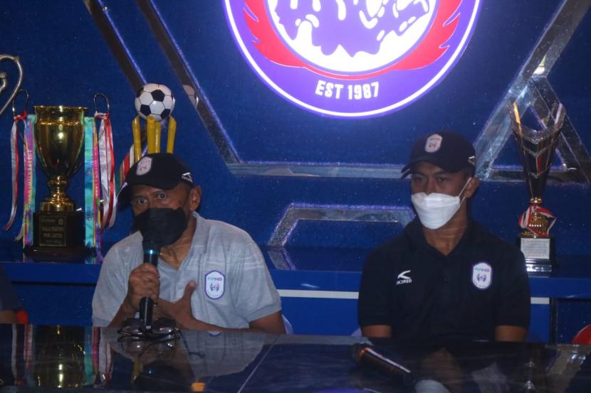 RANS Nusantara FC memberikan pernyataan mengenai persiapan pertandiangan uji coba melawan Arema FC di Kantor Arema FC, Kota Malang, Senin (6/6/2022). 