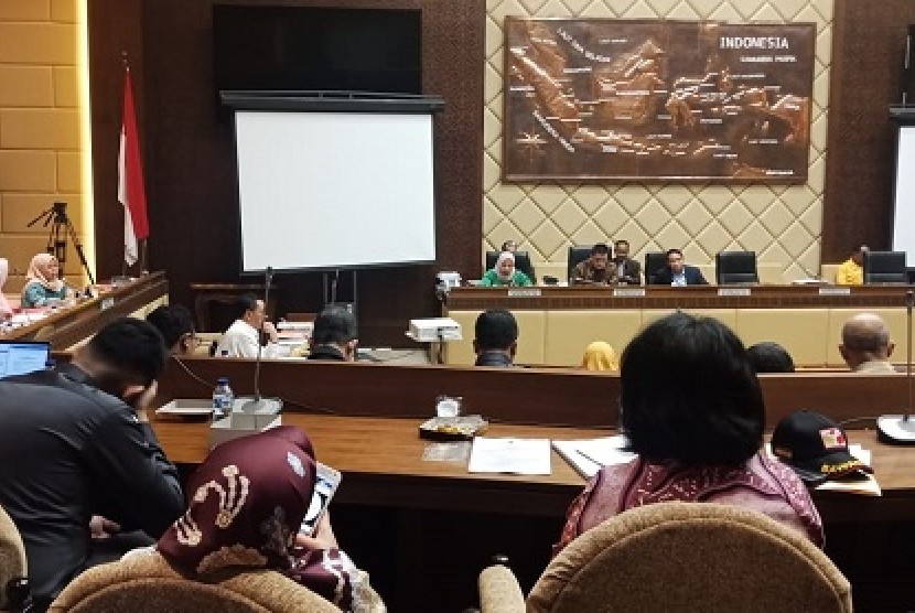 Rapat dengar pendapat Komisi II dengan Kemendagri, Selasa (16/10) 