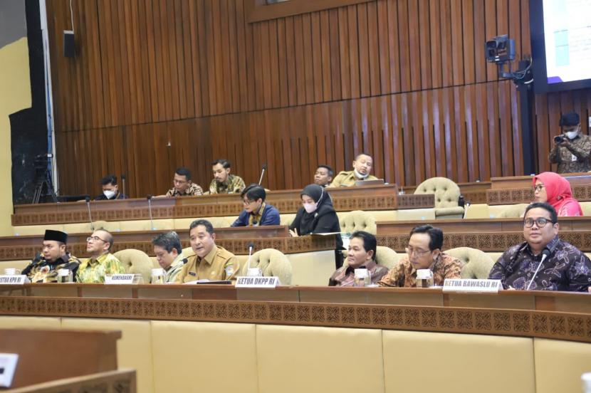 Rapat Dengar Pendapat (RDP) Kemendagri bersama Komisi II DPR RI, KPU, Bawaslu, dan DKPP di Ruang Rapat Komisi II, Gedung Nusantara DPR RI, Jakarta, Selasa (15/11/2022).