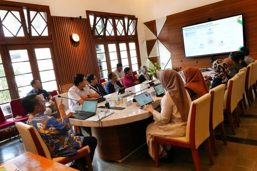 Rapat ekspose paparan Asda II di lingkup Sekretariat Daerah di Ruang Rapat Ciremai Gedung Sate, Kota Bandung, Selasa (2/4/2024). 