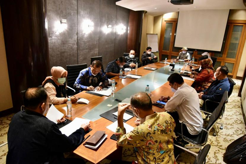 Rapat Internal Pimpinan dan Anggota Bapemperda DPRD Jabar bersama Biro Hukum dan HAM Pemerintah Provinsi Jawa Barat terkait dengan Persetujuan Perwakilan Fraksi - Fraksi untuk Pembahasan 6 Usulan Ranperda Pemerintah Provinsi Jawa Barat di Jakarta,