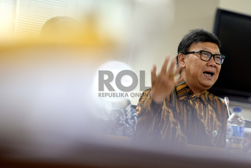   Rapat Kerja dengan DPD. Menteri Dalam Negeri Tjahjo Kumolo mengikuti rapat kerja dengan Komite I DPD RI di Kompleks Parlemen, Senayan, Jakarta, Senin (21/9).  (Republika/Wihdan)