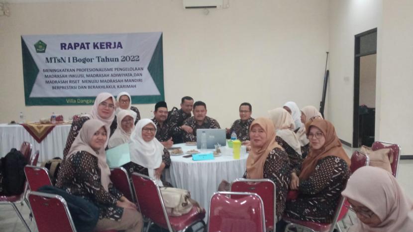 Rapat kerja guru-guru MTsN 1 Bogor.