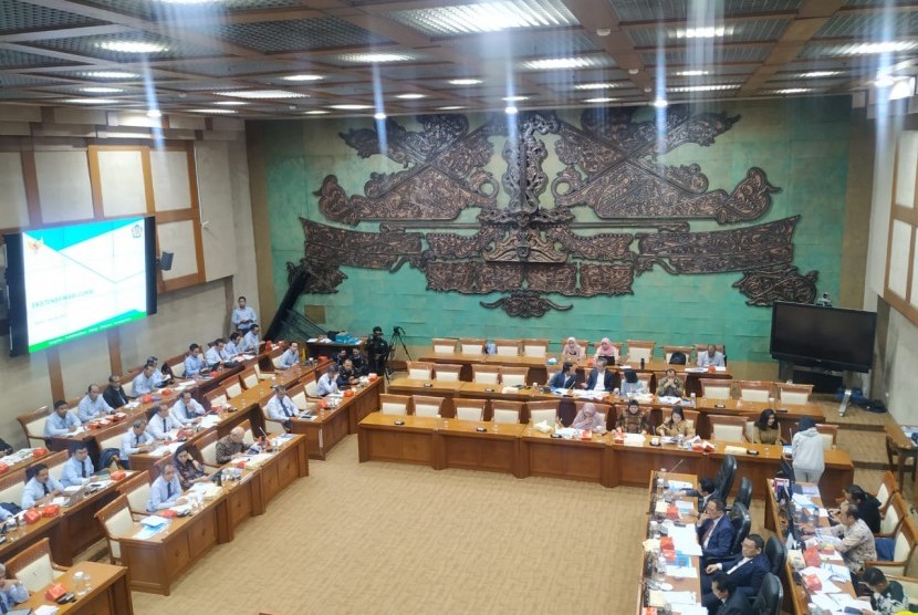 Rapat kerja DPR RI. Sejumlah BUMN mendatangi gedung DPR pada Rabu (19/2) untuk melakukan rapat dengar pendapat dengan Komisi VI.