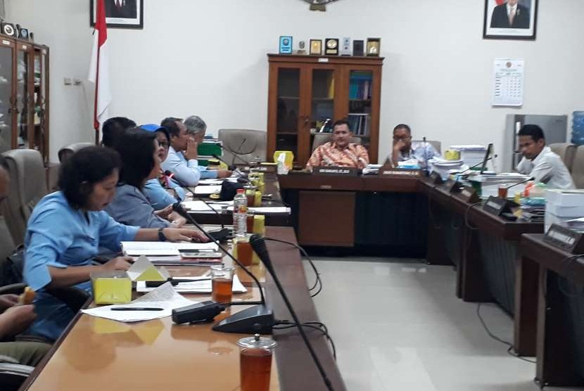 Rapat Kerja Komisi A DPRD DIY tentang Penjelasan Eksekutif terkait Peraturan Gubernur Paniradya Kaistimewan.