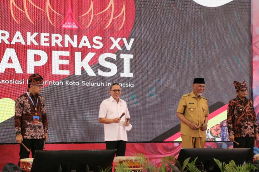 Rapat Kerja Nasional Asosiasi Pemerintah Kota Seluruh Indonesia (Rakernas Apeksi) ke-XV di Kota Padang resmi dibuka oleh Menteri Perdagangan (Mendag) Zulkifli Hasan di Hotel Truntum, Padang, Senin (8/8/2022).