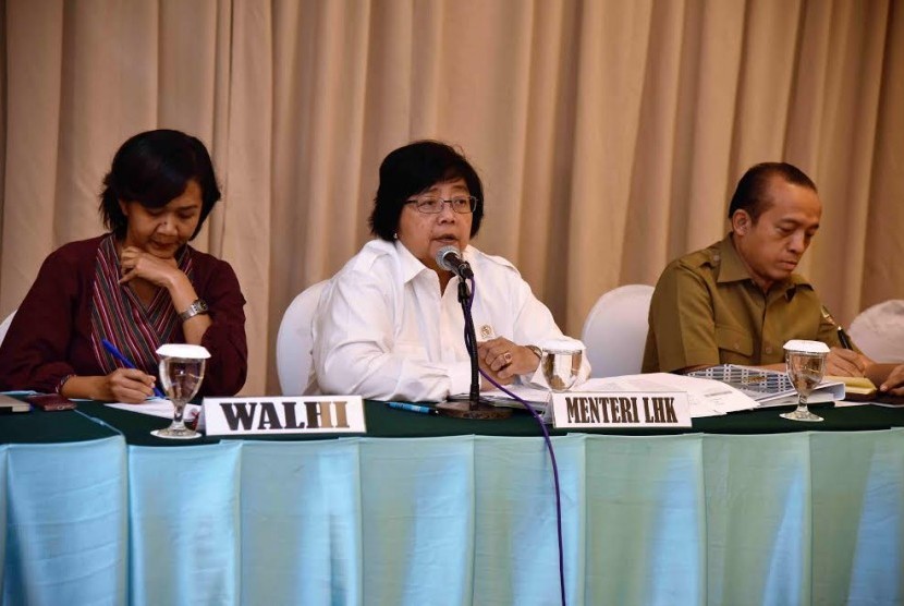 Rapat KLHK dan WALHI membahas berbagai isu lingkungan.