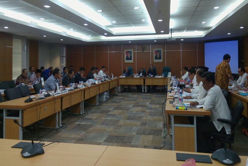 Rapat Komisi D DPRD DKI dengan Dinas Pertamanan dan Pemakaman DKI.