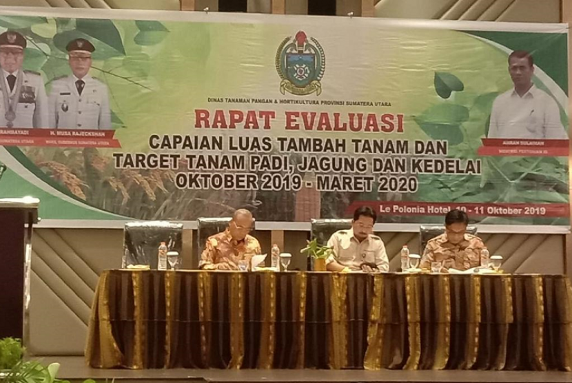 Rapat Koordinasi bersama Penanggungjawab UPSUS Kabupaten dan Kepala Bidang Dinas Pertanian serta petugas data LTT di Medan, Kamis (10/10).