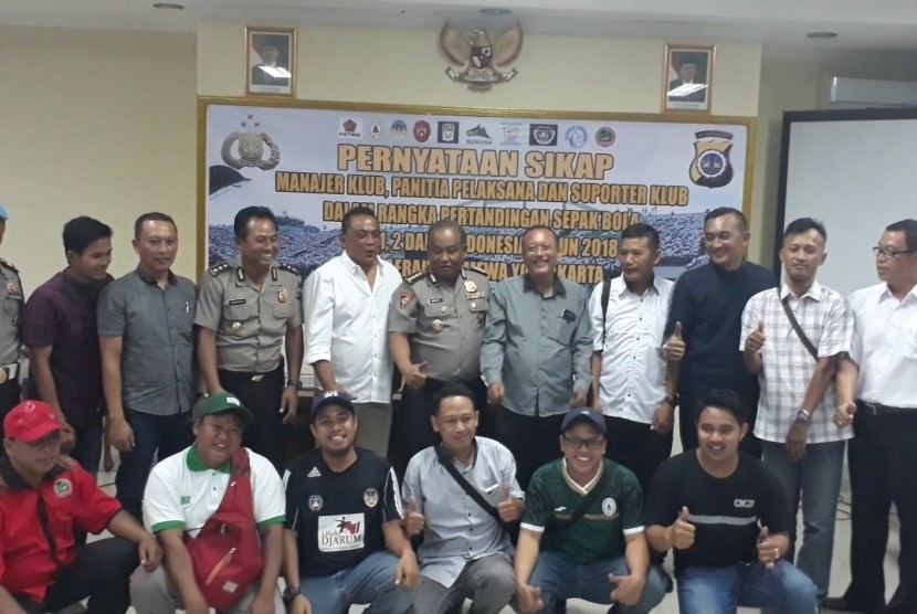 Rapat koordinasi dan pernyataan sikap bersama klub-klub peserta Liga 1, 2 dan 3 Indonesia di Polda DIY, Kamis (5/4).  Pertemuan dihadiri manajer, panitia pelaksana dan pimpinan suporter peserta Liga 1, 2 dan 3 Indonesia.