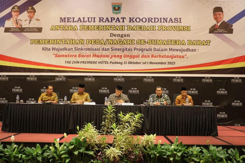 Rapat Koordinasi Gubernur dan Wali Nagari/ Kepala Desa se-Sumbar, di Ballroom ZHM Premiere Hotel, Padang, Senin (31/10/2022).